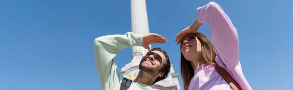 Low Angle View Positive Tourist Looking Away Girlfriend Backpack Urban — Stock Photo, Image