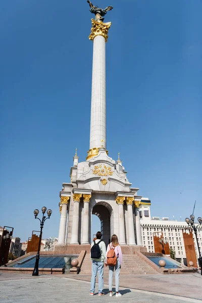 Kyiv Ukraine 2021年9月1日 独立広場に立ち並ぶバックパック付き観光客の風景 — ストック写真