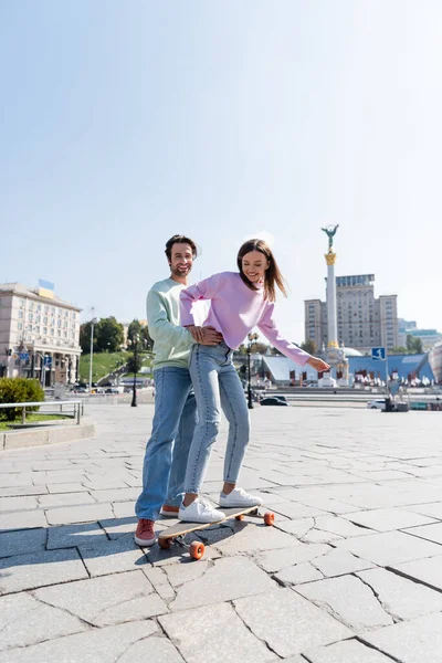 Kyiv Ukraine Septembre 2021 Happy Man Hugging Girlfriend Riding Penny — Photo