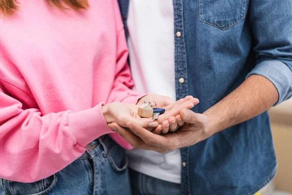 Cropped View Couple Holding Key Home — Stockfoto