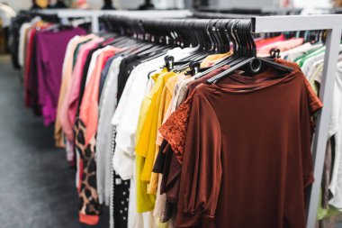 Giysilerin yanındaki tişörtler ikinci el 