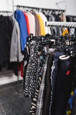 Askıdaki şortlar ikinci el.