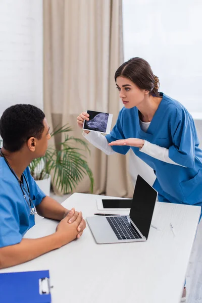 Veterinarian Pointing Ultrasound Scan Animal African American Colleague Clinic — Fotografia de Stock