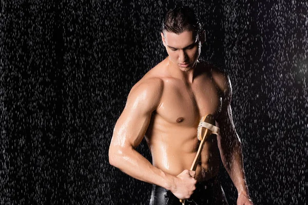 Homem Muscular Lavagem Com Escova Chuveiro Fundo Preto — Fotografia de Stock