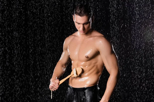 Homem Lavar Corpo Muscular Com Escova Chuveiro Fundo Preto — Fotografia de Stock