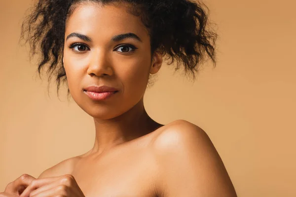 Pretty Young African American Woman Bare Shoulders Isolated Beige — Stock Photo, Image