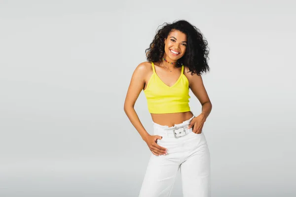 Mujer Afroamericana Feliz Top Corto Amarillo Pantalones Blancos Posando Con — Foto de Stock