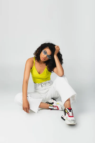 Young African American Woman Blue Sunglasses Stylish Outfit Sitting Posing — Stock Photo, Image