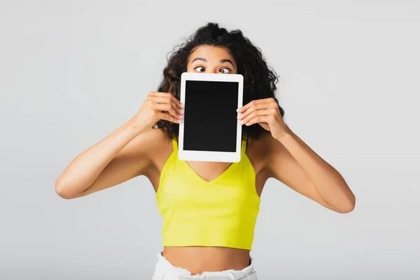 Krullend Afrikaans Amerikaanse Vrouw Geel Gewas Top Met Digitale Tablet — Stockfoto