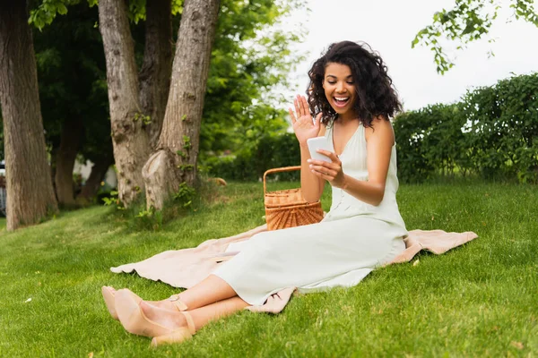 Felice Donna Afro Americana Che Agita Mano Mentre Videochiamata Sullo — Foto Stock