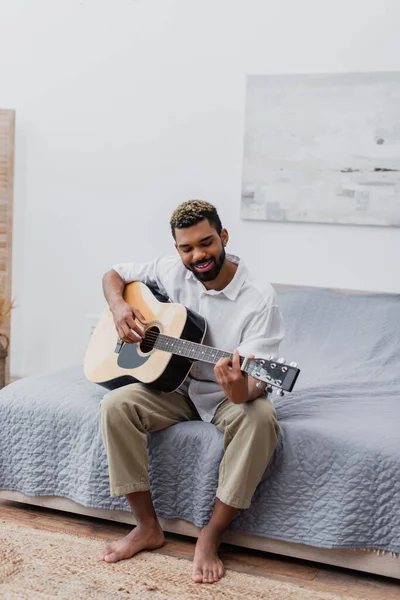 Alegre Joven Afroamericano Hombre Con Pelo Teñido Barba Tocando Guitarra —  Fotos de Stock