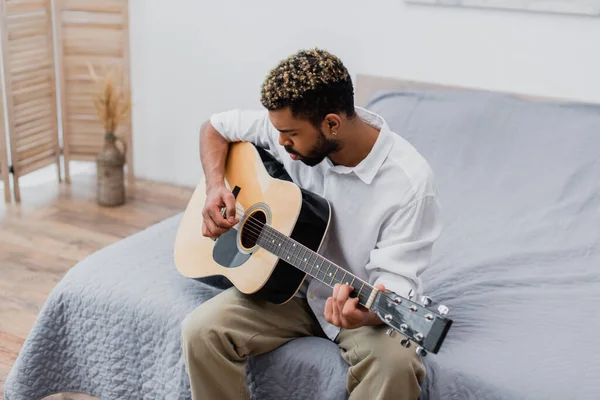Barbudo Joven Afroamericano Hombre Con Pelo Teñido Tocando Guitarra Acústica — Foto de Stock