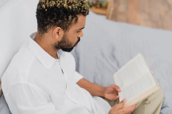 Visão Alto Ângulo Jovem Afro Americano Com Cabelo Tingido Livro — Fotografia de Stock