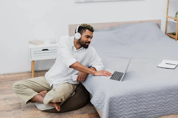Young African American Man Wireless Headphones Using Laptop While Holding — Stock Photo, Image