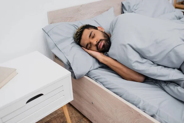 Fiatal Afro Amerikai Férfi Csukott Szemmel Alszik Ágyban — Stock Fotó
