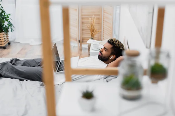 Homem Americano Africano Fones Ouvido Sem Fio Assistindo Filme Enquanto — Fotografia de Stock