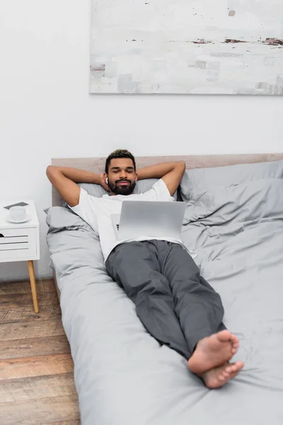 Hombre Americano Africano Alegre Auriculares Inalámbricos Viendo Película Mientras Está — Foto de Stock