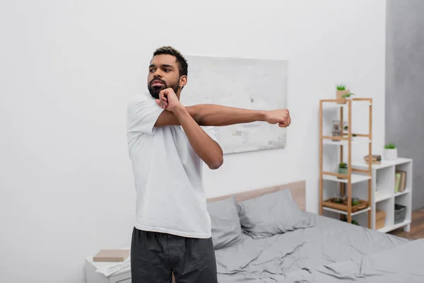 Barbudo Hombre Afroamericano Haciendo Ejercicio Matutino Dormitorio — Foto de Stock