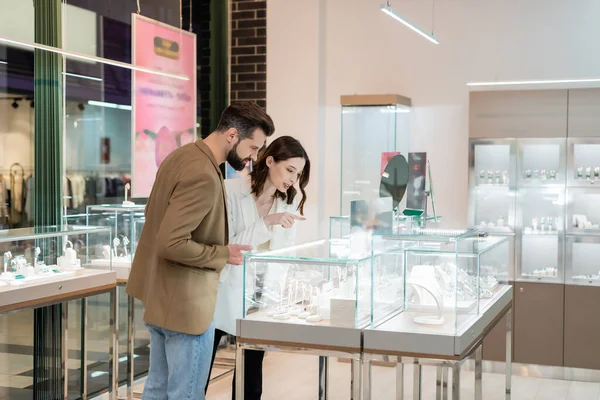 Young Woman Pointing Finger Jewelry Boyfriend Shop — Stock Fotó