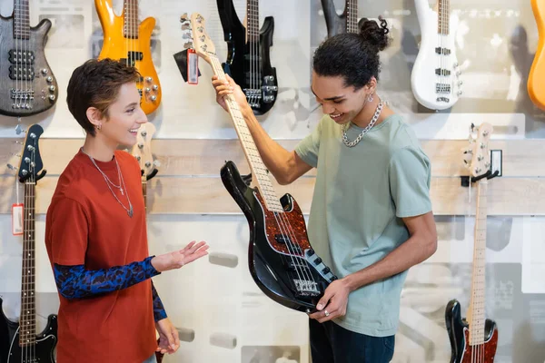 Kyiv Ucrania Febrero 2022 Sonriente Cliente Afroamericano Sosteniendo Guitarra Eléctrica — Foto de Stock