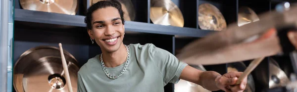 Positivo Afroamericano Hombre Tocando Batería Tienda Música Bandera — Foto de Stock