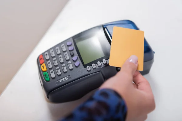 Vista Cortada Mulher Que Paga Com Cartão Crédito Loja — Fotografia de Stock