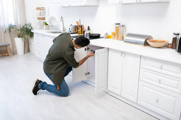 Young Arabian Craftsman Fixing Cabinet Worktop Kitchen — Stockfoto