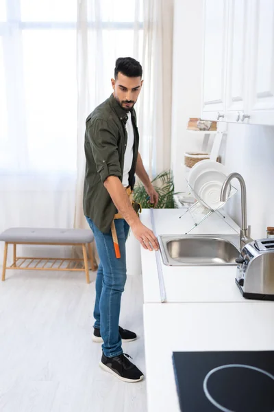 Young Arabian Man Measuring Worktop Kitchen — Stock Photo, Image