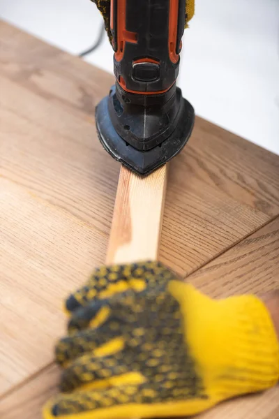 Cropped View Man Glove Using Electric Sander Wooden Board Home — Zdjęcie stockowe