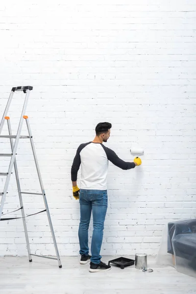 Side View Muslim Man Gloves Coloring Brick Wall Roller Home — Stockfoto