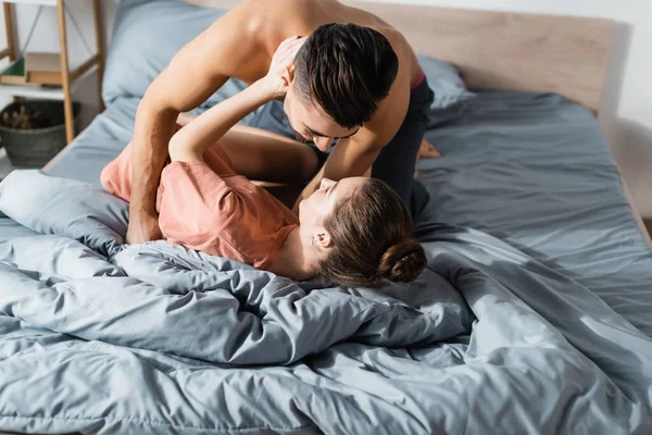 Sem Camisa Homem Seduzindo Jovem Mulher Deitada Cama Casa — Fotografia de Stock