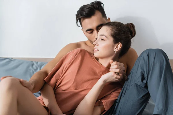 Jovem Beijando Namorada Sensual Segurando Mão Quarto — Fotografia de Stock