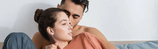 Ημίγυμνος Άντρας Φιλάει Την Κοπέλα Του Μπλουζάκι Κοιτάει Αλλού Στην — Φωτογραφία Αρχείου
