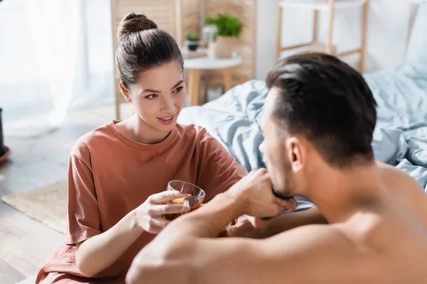 Mujer Sonriente Con Taza Hablando Con Novio Borroso Dormitorio — Foto de Stock