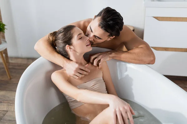 Hemdloser Mann Umarmt Und Küsst Verführerische Frau Entspannt Badewanne — Stockfoto