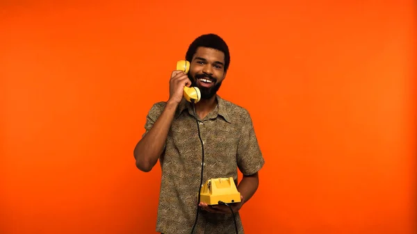 Homme Afro Américain Joyeux Avec Barbe Parler Sur Téléphone Rétro — Photo