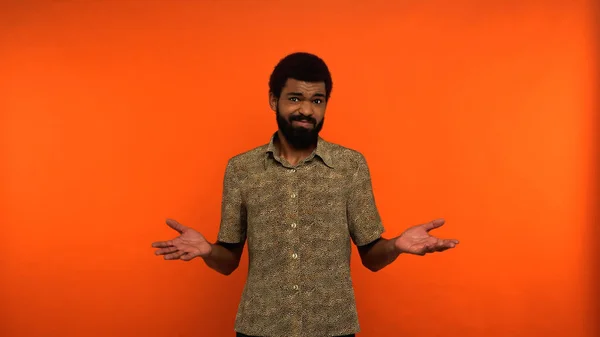 Uncertain African American Man Shirt Looking Camera While Gesturing Orange — Stock Photo, Image