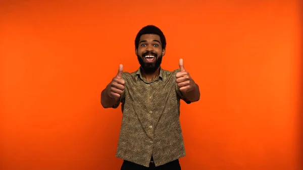 Hombre Afroamericano Positivo Con Boca Abierta Mostrando Los Pulgares Hacia — Foto de Stock