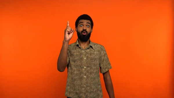 Surprised African American Young Man Showing Idea Sign Orange Background — Stock Photo, Image