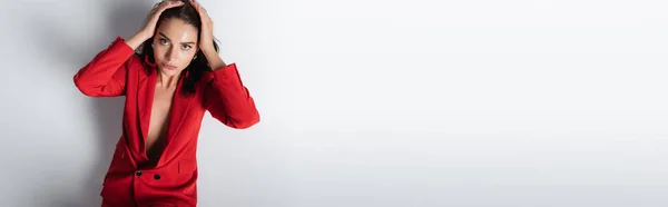 Vue du dessus de la femme à la mode en costume rouge posant sur gris, bannière — Photo de stock