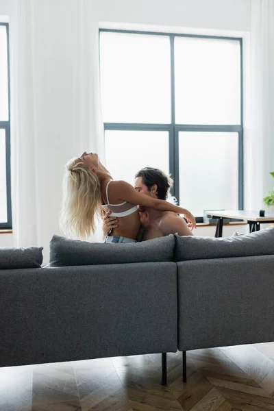 Homme torse nu embrasser blonde femme passionnée — Photo de stock