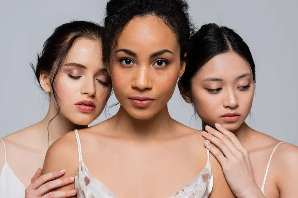 African american woman standing near interracial friends isolated on grey — Stock Photo