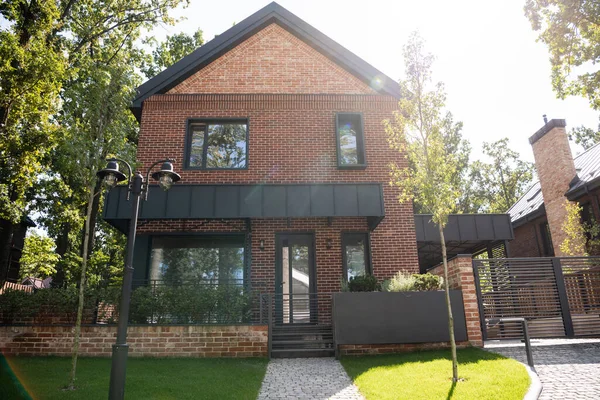 Soleil sur maison moderne avec pelouse verte — Photo de stock