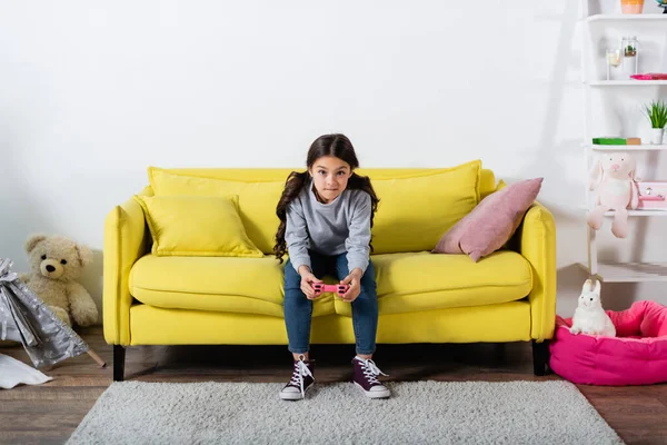 QUIIV, UCRÂNIA - SETEMBRO 17, 2021: criança pré-adolescente tensa jogando videogame em casa — Fotografia de Stock