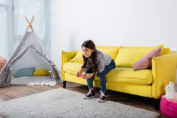 QUIIV, UCRÂNIA - SETEMBRO 17, 2021: menina pré-adolescente preocupado jogando videogame em casa — Fotografia de Stock