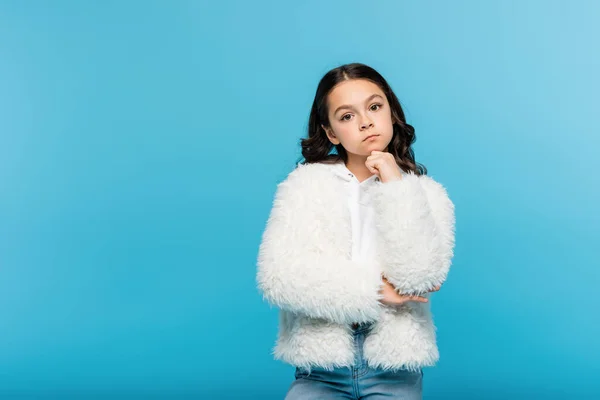 Ernsthafte preteen Mädchen in weißen Kunstpelz Jacke isoliert auf blau — Stockfoto