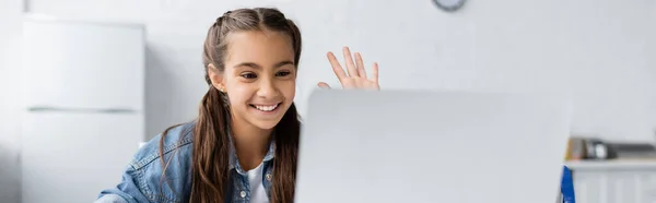 Schulkind mit Videoanruf auf verschwommenem Laptop während Online-Unterricht zu Hause, Banner — Stockfoto