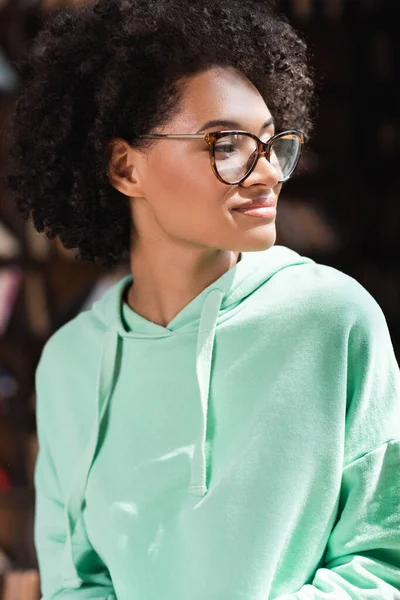 Luz do sol no rosto de estudante afro-americano encaracolado em óculos — Fotografia de Stock