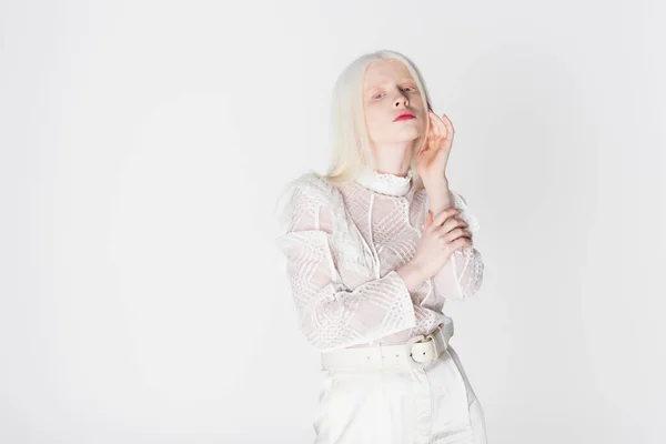 Junge Albino-Frau posiert isoliert auf weißem Grund — Stockfoto