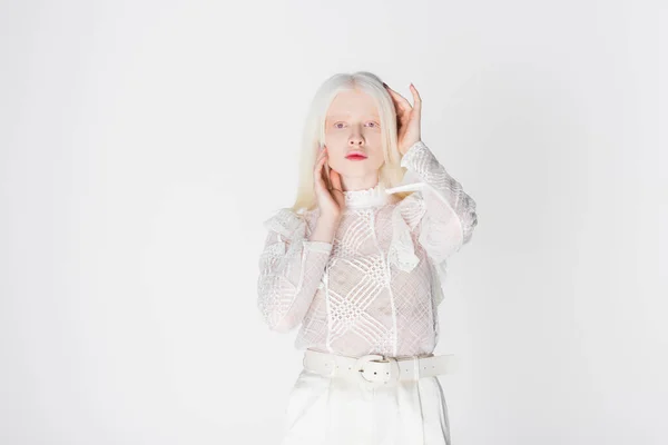 Albino modello in camicetta guardando la fotocamera isolata su bianco — Foto stock